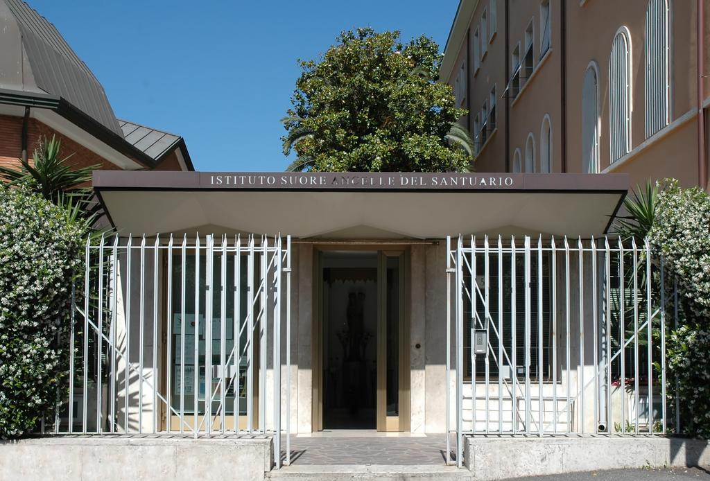 Casa Religiosa Per Ferie Ancelle Del Santuario Hotell Rom Exteriör bild